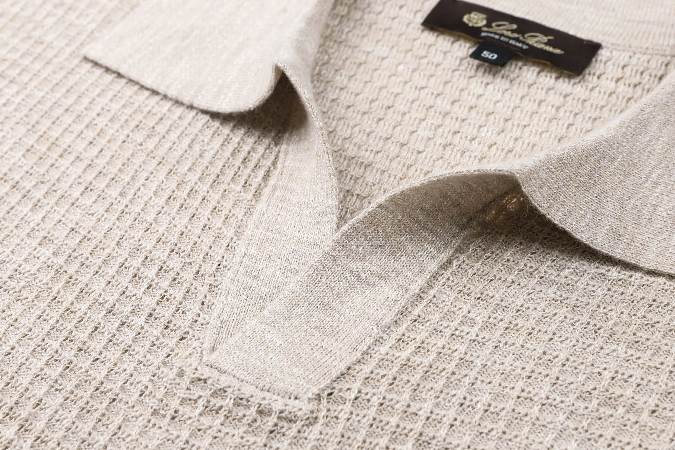Loro Piana 26FW Savan mulberry silk sweater short-sleeved Polo shirt ●Authentic 11700 purchased and developed ●Flax and silk blended wool ●Using dual-system (14-needle) loom imported from Germany ●Wool blended ●Wool enzyme washing ●Customized 1:1 trademark ●Fit version ●Size: 48 50 52 54 ●Style number: 26313/2B#40 ●Hand washing is recommended (this product is made of wool and is not easy to machine wash) ●Original label straight on